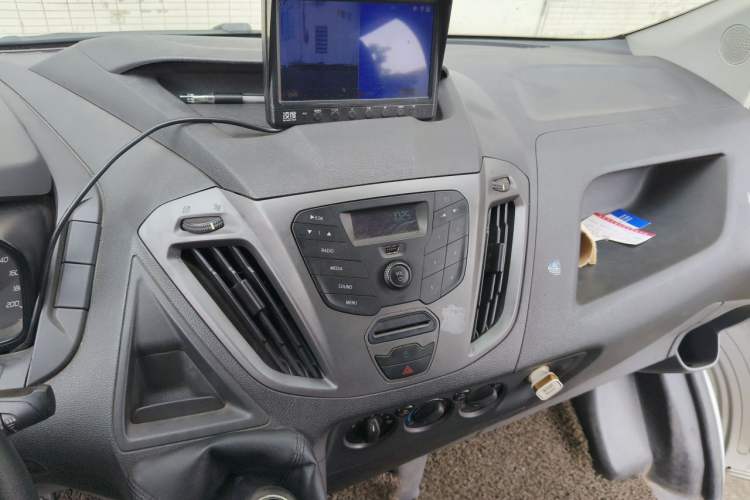 Used Ford Transit 2017 2.0T Diesel Multi-Purpose Commercial Vehicle Short Wheelbase Low Roof China V Standard Audio And AC Panel