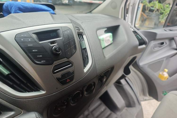 Used Ford Transit 2017 2.0T Diesel Multi-Purpose Commercial Vehicle Short Wheelbase Low Roof China V Standard Audio And AC Panel