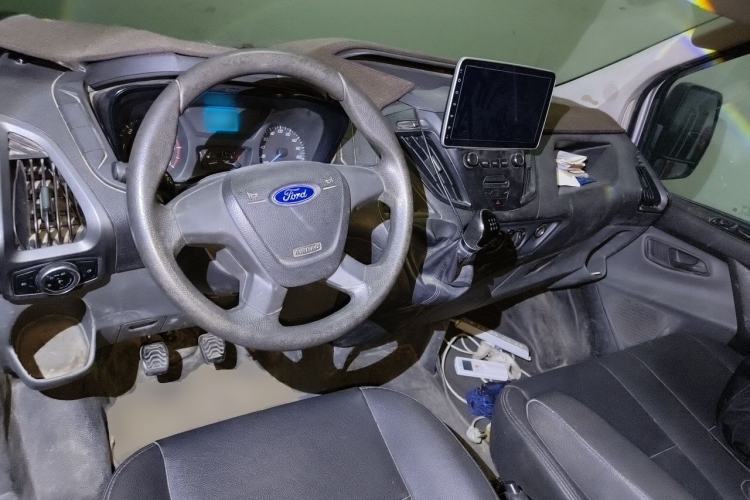 Used Ford Transit 2017 2.0T Diesel Multi-Purpose Commercial Vehicle Short Wheelbase Low Roof China V Standard Center Console