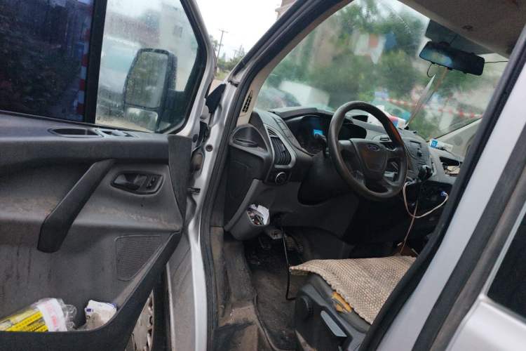 Used Ford Transit 2017 2.0T Diesel Multi-Purpose Commercial Vehicle Short Wheelbase Low Roof China V Standard Driver Seat