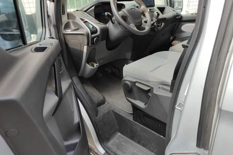 Used Ford Transit 2017 2.0T Gasoline Multi-Purpose Commercial Vehicle Short Wheelbase Low Roof China V Standard Driver Seat
