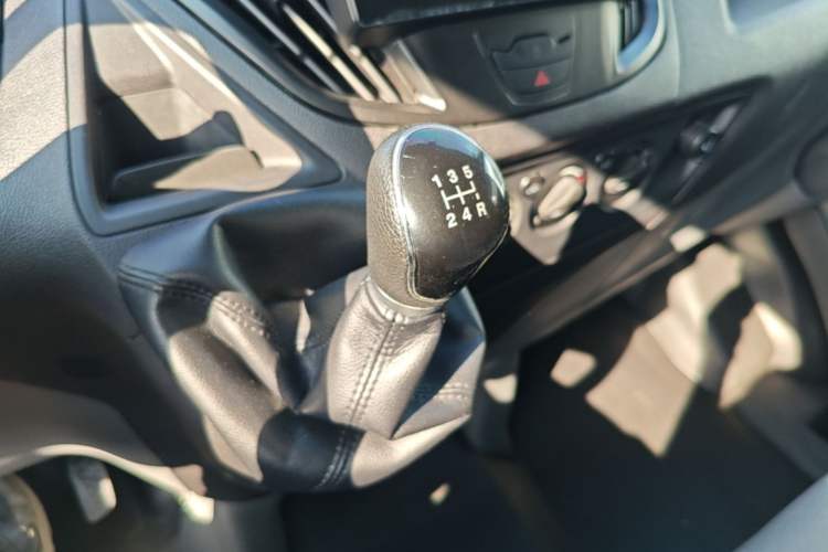 Used Ford Transit 2017 2.0T Diesel Multi-Function Commercial Vehicle Mid-Drive Mid-Roof China V Standard Gear Lever