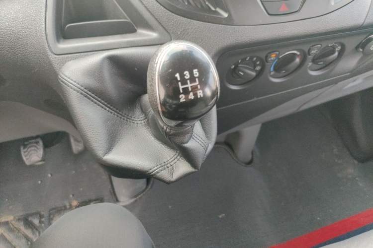 Used Ford Transit 2017 2.0T Diesel Multi-Purpose Commercial Vehicle Short Wheelbase Low Roof China V Standard Gear Lever