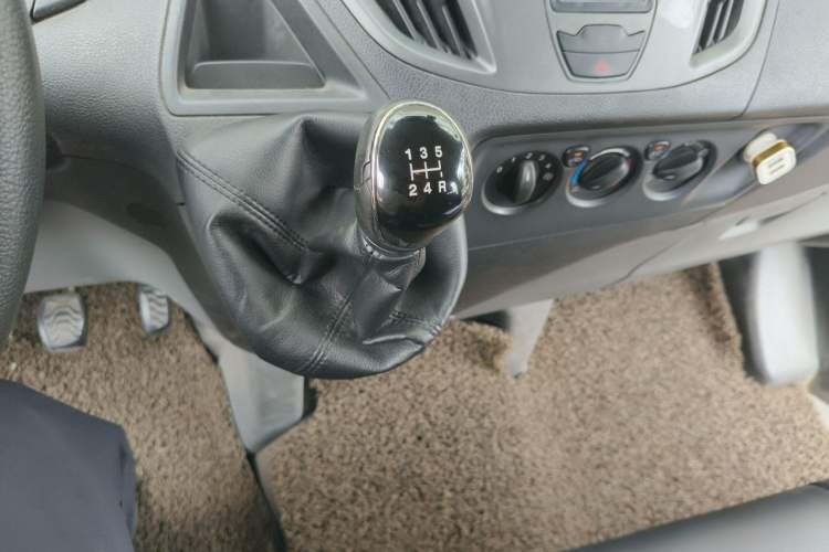 Used Ford Transit 2017 2.0T Diesel Multi-Purpose Commercial Vehicle Short Wheelbase Low Roof China V Standard Gear Lever