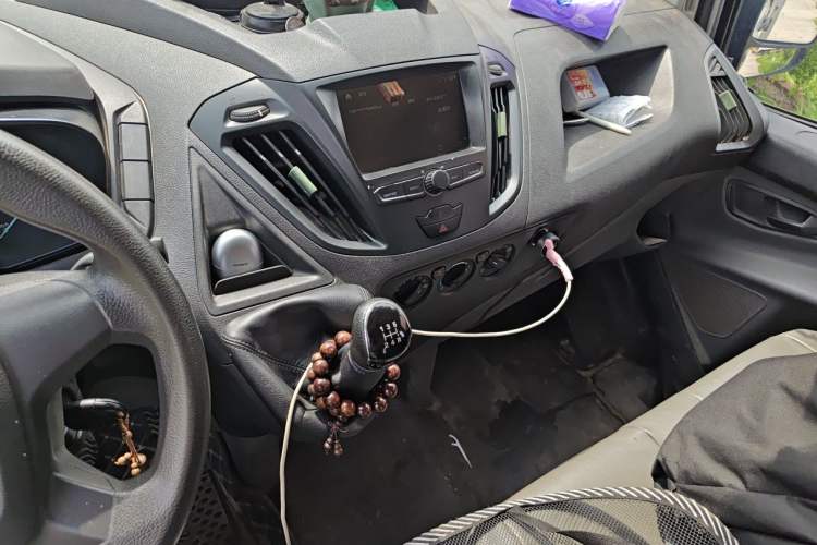 Used Ford Transit 2017 2.0T Diesel Multi-Function Commercial Vehicle Mid-Drive Mid-Roof China V Standard Gear Lever