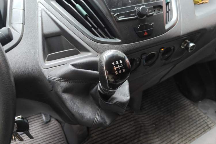 Used Ford Transit 2017 2.0T Diesel Multi-Purpose Commercial Vehicle Short Wheelbase Low Roof China V Standard Gear Lever