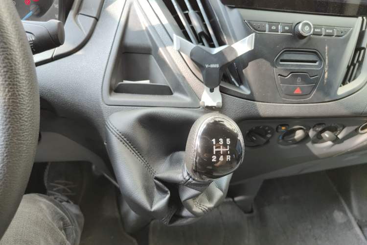 Used Ford Transit 2017 2.0T Gasoline Multi-Purpose Commercial Vehicle Short Wheelbase Low Roof China V Standard Gear Lever