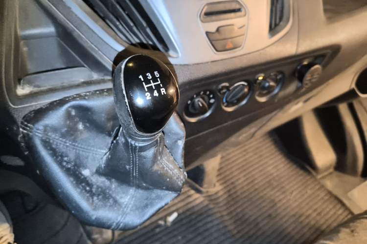 Used Ford Transit 2017 2.0T Diesel Multi-Function Commercial Vehicle Mid-Drive Mid-Roof China V Standard Gear Lever