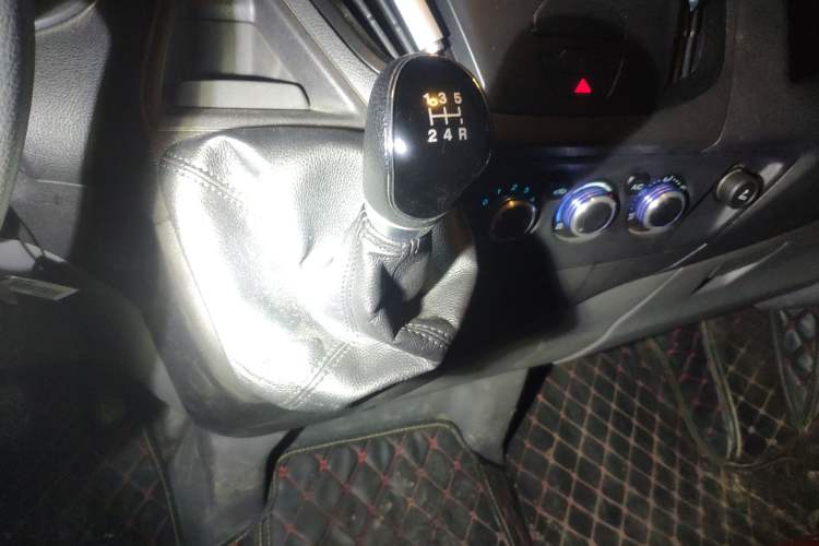 Used Ford Transit 2017 2.0T Diesel Multi-Function Commercial Vehicle Mid-Drive Mid-Roof China V Standard Gear Lever