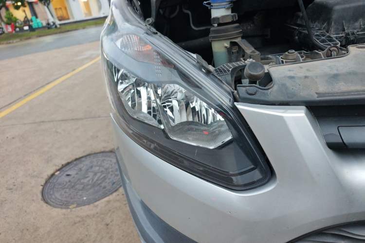 Used Ford Transit 2017 2.0T Diesel Multi-Purpose Commercial Vehicle Short Wheelbase Low Roof China V Standard Right Front Headlight