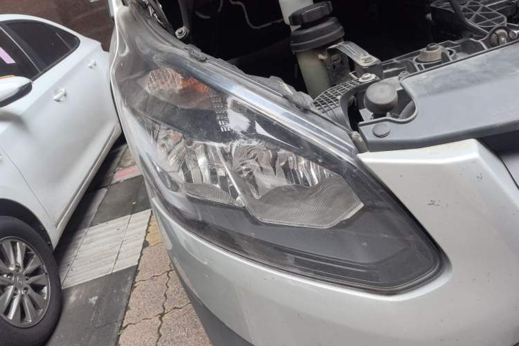 Used Ford Transit 2017 2.0T Diesel Multi-Purpose Commercial Vehicle Short Wheelbase Low Roof China V Standard Right Front Headlight