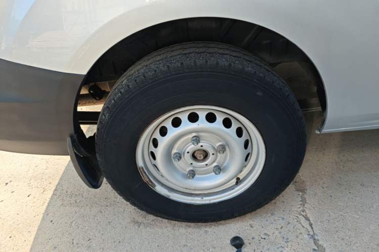 Used Ford Transit 2017 2.0T Diesel Multi-Function Commercial Vehicle Mid-Drive Mid-Roof China V Standard Right Rear Wheel Hub
