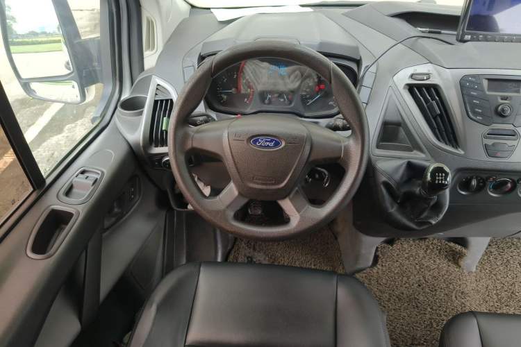 Used Ford Transit 2017 2.0T Diesel Multi-Purpose Commercial Vehicle Short Wheelbase Low Roof China V Standard Steering Wheel
