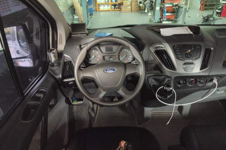 Used Ford Transit 2017 2.0T Diesel Multi-Purpose Commercial Vehicle Short Wheelbase Low Roof China V Standard Steering Wheel
