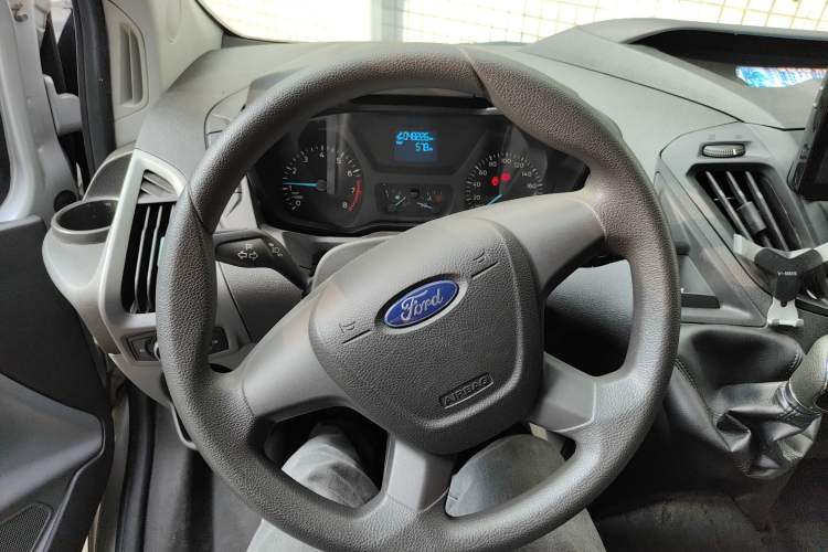 Used Ford Transit 2017 2.0T Gasoline Multi-Purpose Commercial Vehicle Short Wheelbase Low Roof China V Standard Steering Wheel