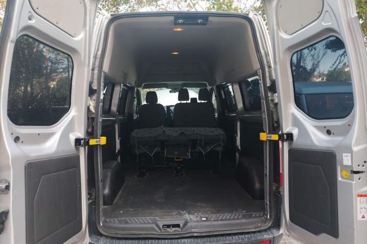 Used Ford Transit 2017 2.0T Diesel Multi-Function Commercial Vehicle Mid-Drive Mid-Roof China V Standard Trunk
