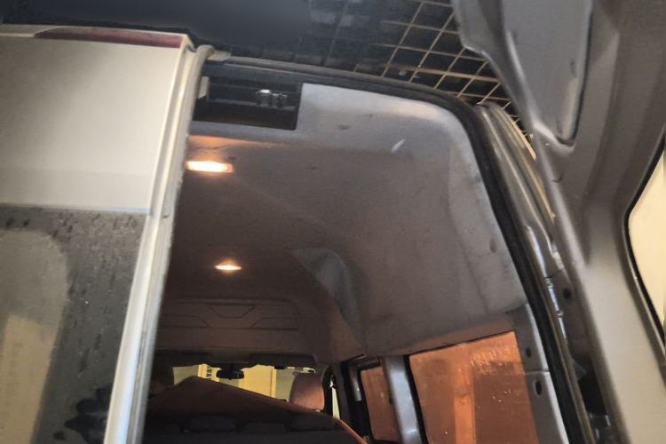 Used Ford Transit 2017 2.0T Diesel Multi-Function Commercial Vehicle Mid-Drive Mid-Roof China V Standard Trunk