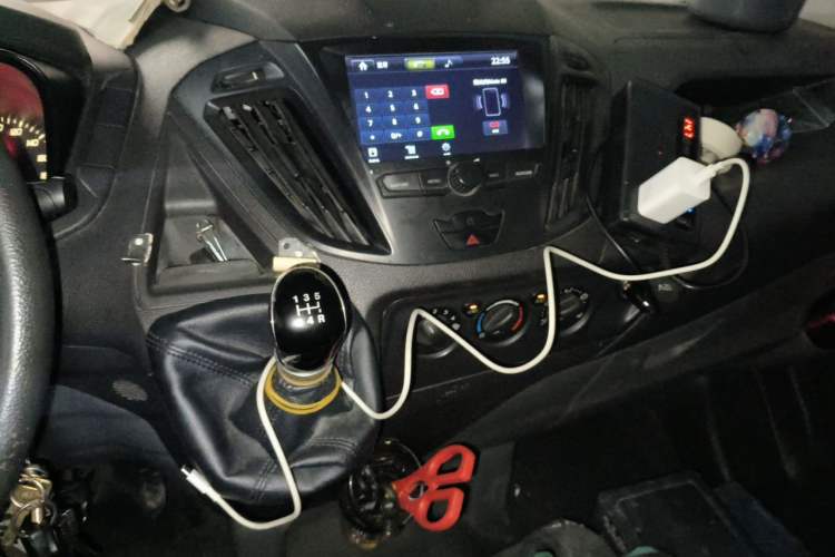 Used Ford Transit 2017 2.0T Diesel Van Mid-Chassis Mid-Roof China V Standard Audio And AC Panel