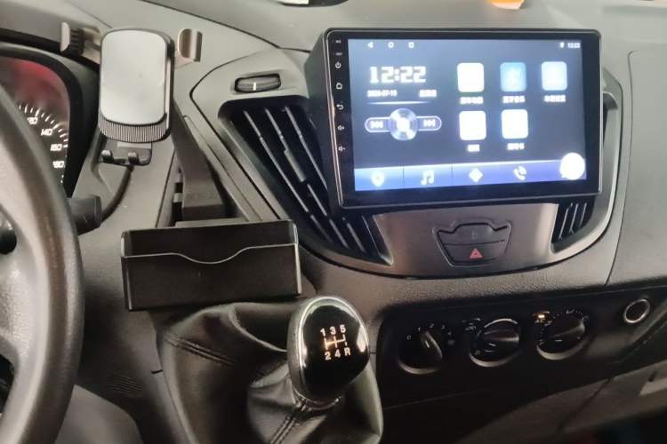 Used Ford Transit 2017 2.0T Diesel Van Mid-Chassis Mid-Roof China IV Standard Audio And AC Panel