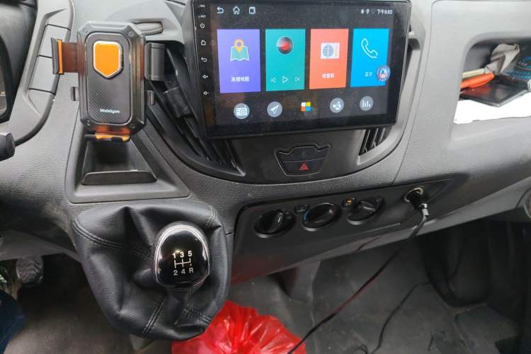 Used Ford Transit 2017 2.0T Diesel Van Mid-Chassis Mid-Roof China IV Standard Audio And AC Panel