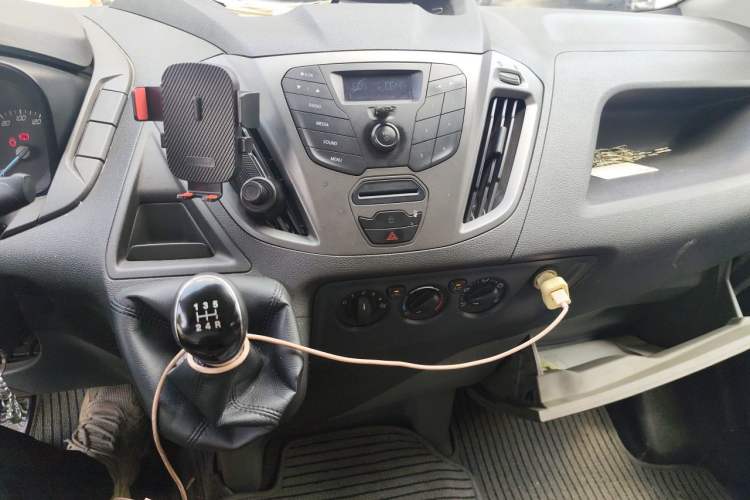 Used Ford Transit 2017 2.0T Diesel Multi-Purpose Commercial Vehicle Short Wheelbase Low Roof China V Standard Audio And AC Panel