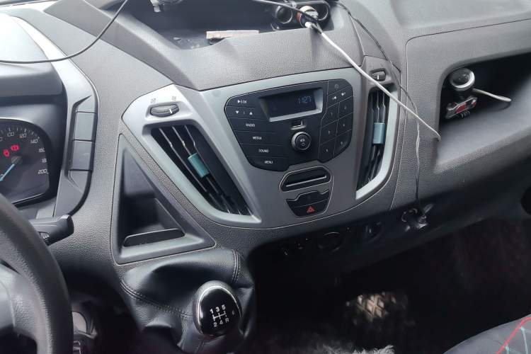Used Ford Transit 2017 2.0T Diesel Multi-Purpose Commercial Vehicle Mid-Drive Mid-Roof China IV Standard Audio And AC Panel