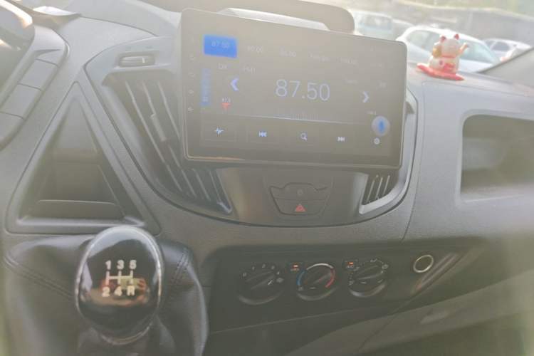 Used Ford Transit 2017 2.0T Diesel Multi-Purpose Commercial Vehicle Short Wheelbase Low Roof China V Standard Audio And AC Panel