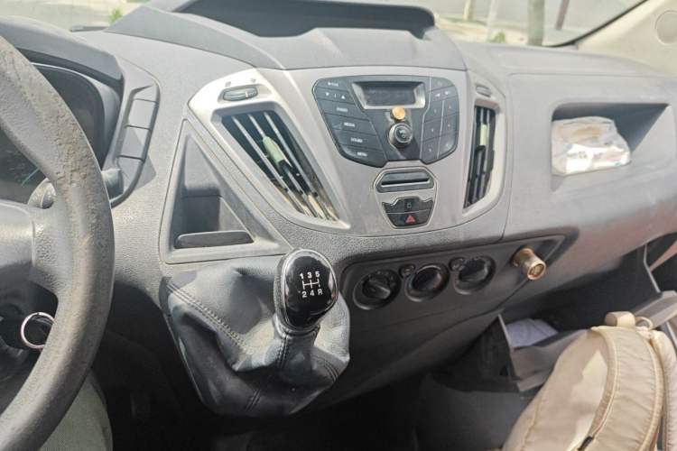 Used Ford Transit 2017 2.0T Diesel Multi-Purpose Commercial Vehicle Short Wheelbase Low Roof China V Standard Audio And AC Panel