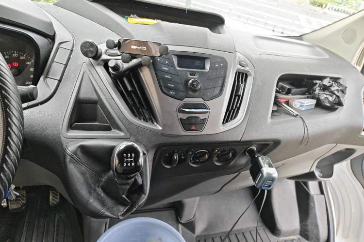 Used Ford Transit 2017 2.0T Diesel Multi-Purpose Commercial Vehicle Mid-Drive Mid-Roof China IV Standard Audio And AC Panel