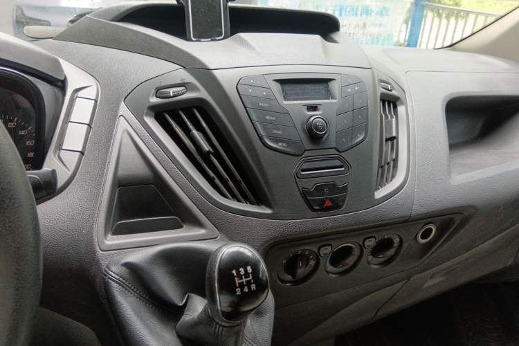 Used Ford Transit 2017 2.0T Diesel Multi-Purpose Commercial Vehicle Short Wheelbase Low Roof China IV Standard Audio And AC Panel