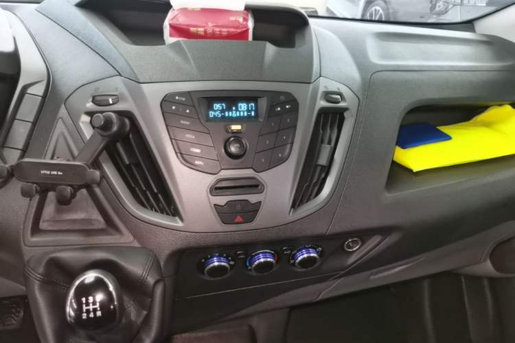 Used Ford Transit 2017 2.0T Diesel Multi-Purpose Commercial Vehicle Short Wheelbase Low Roof China V Standard Audio And AC Panel