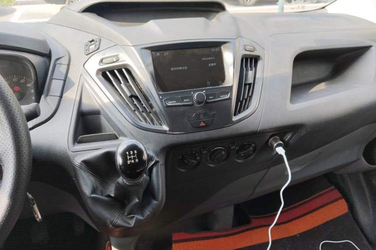 Used Ford Transit 2017 2.0T Diesel Van Short Wheelbase Low Roof China V Standard Audio And AC Panel