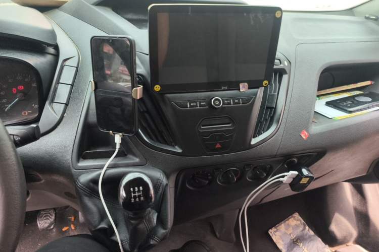 Used Ford Transit 2017 2.0T Diesel Van Mid-Chassis Mid-Roof China V Standard Audio And AC Panel