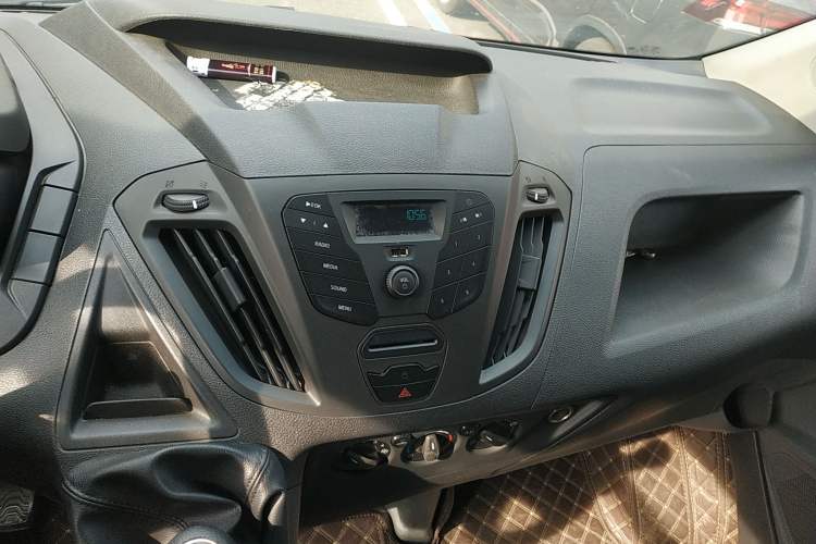 Used Ford Transit 2017 2.0T Diesel Van Mid-Chassis Mid-Roof China V Standard Audio And AC Panel