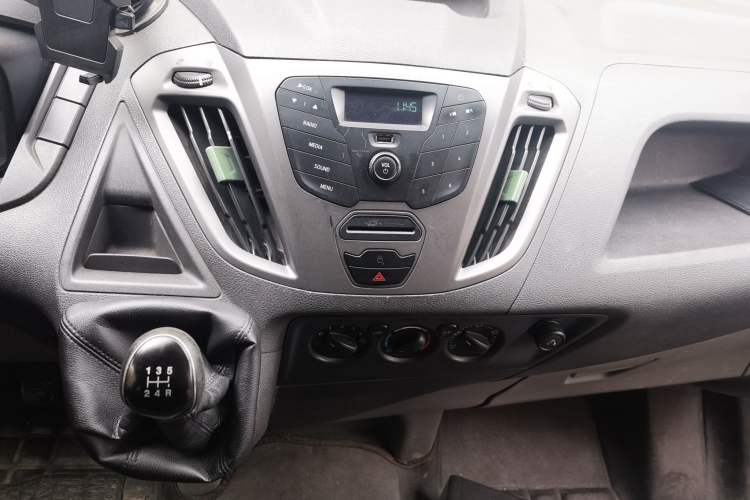 Used Ford Transit 2017 2.0T Diesel Multi-Purpose Commercial Vehicle Mid-Drive Mid-Roof China IV Standard Audio And AC Panel