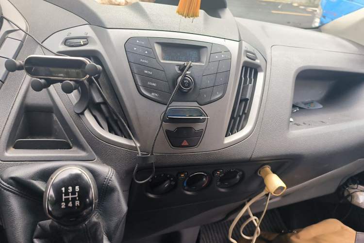 Used Ford Transit 2017 2.0T Diesel Van Short Wheelbase Low Roof China V Standard Audio And AC Panel