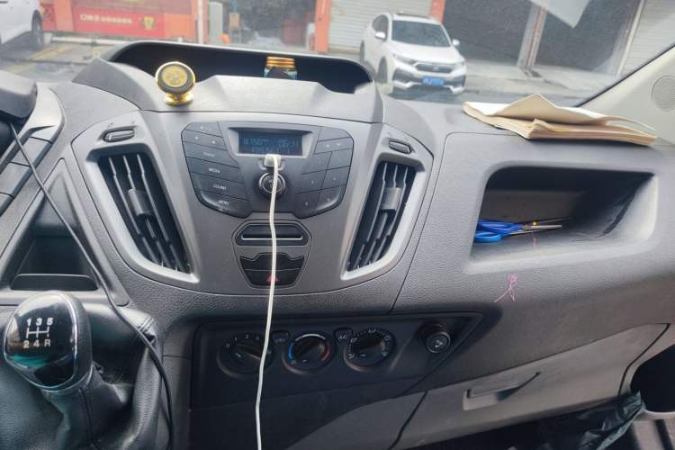 Used Ford Transit 2017 2.0T Diesel Van Mid-Chassis Mid-Roof China V Standard Audio And AC Panel