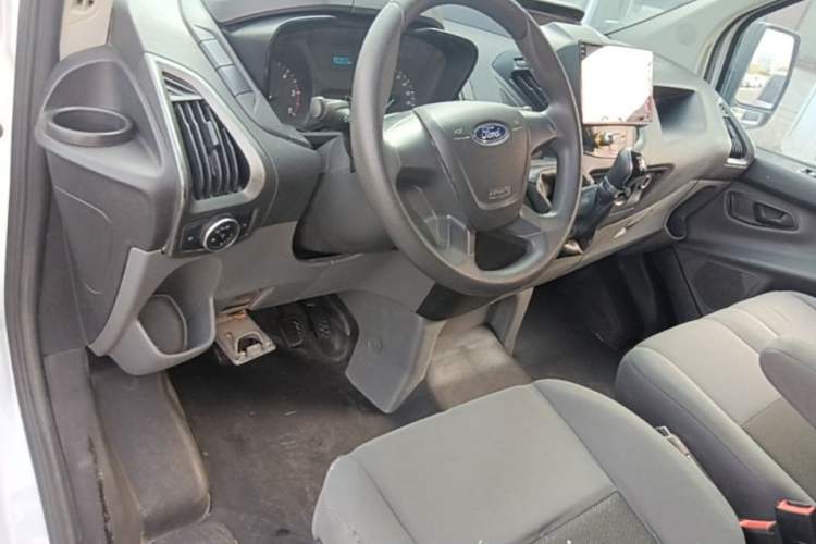 Used Ford Transit 2017 2.0T Diesel Multi-Purpose Commercial Vehicle Short Wheelbase Low Roof China V Standard Center Console