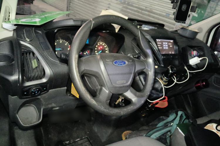 Used Ford Transit 2017 2.0T Diesel Van Mid-Chassis Mid-Roof China V Standard Center Console