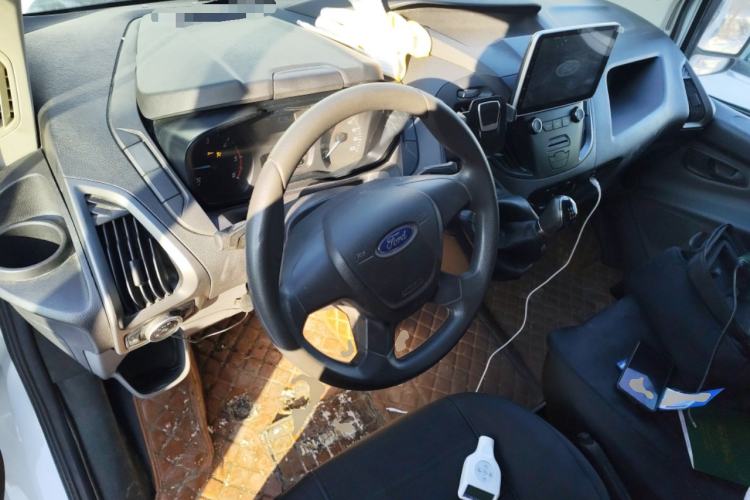 Used Ford Transit 2017 2.0T Diesel Van Short Wheelbase Low Roof China V Standard Center Console