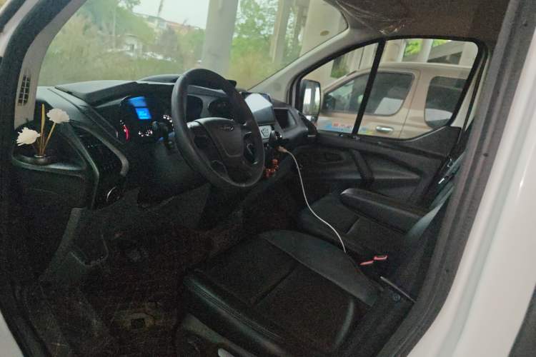 Used Ford Transit 2017 2.0T Diesel Van Mid-Chassis Mid-Roof China IV Standard Center Console