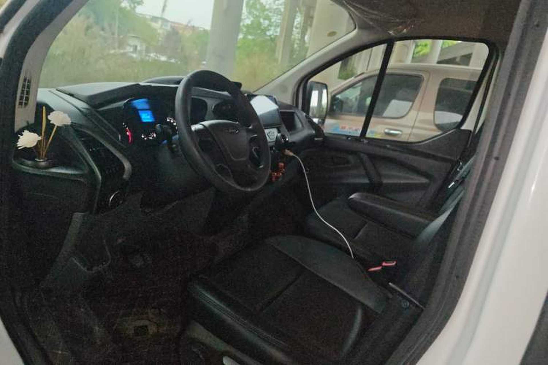 Used Ford Transit 2017 2.0T Diesel Van Mid-Chassis Mid-Roof China IV Standard Center Console