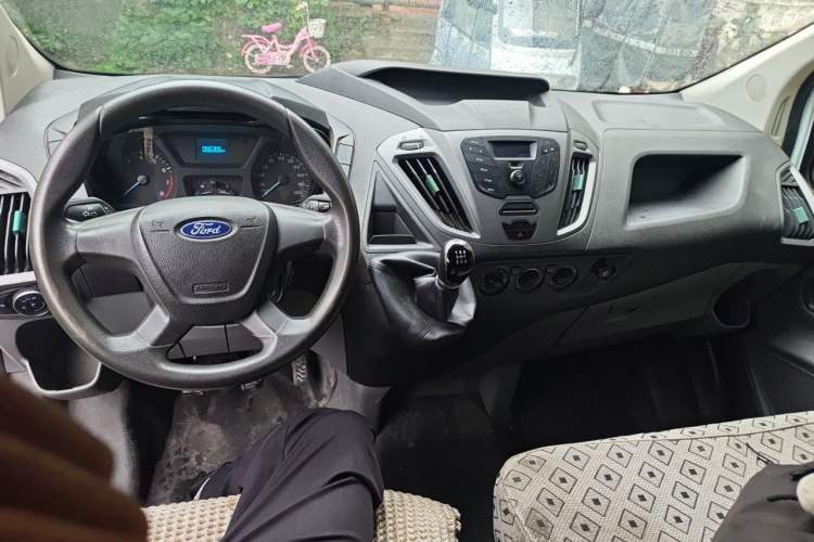 Used Ford Transit 2017 2.0T Gasoline Van Short Wheelbase Low Roof China V Standard Center Console