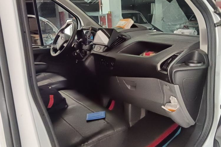 Used Ford Transit 2017 2.0T Diesel Van Mid-Chassis Mid-Roof China IV Standard Center Console