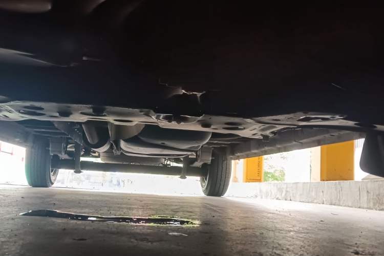 Used Ford Transit 2017 2.0T Diesel Van Mid-Chassis Mid-Roof China IV Standard Chassis Front