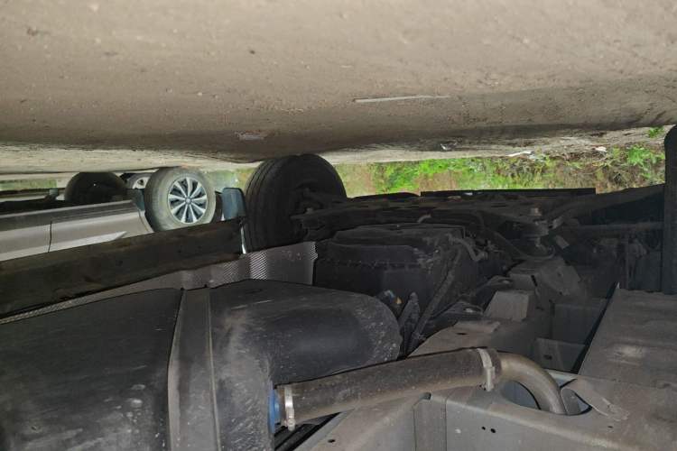 Used Ford Transit 2017 2.0T Diesel Van Mid-Chassis Mid-Roof China IV Standard Chassis Front Left