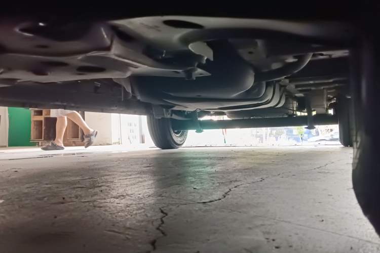 Used Ford Transit 2017 2.0T Diesel Van Mid-Chassis Mid-Roof China IV Standard Chassis Front Left