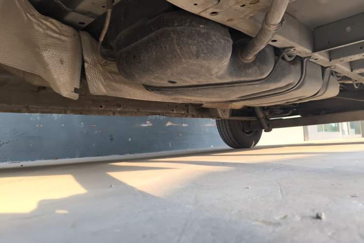 Used Ford Transit 2017 2.0T Diesel Van Mid-Chassis Mid-Roof China V Standard Chassis Front Left