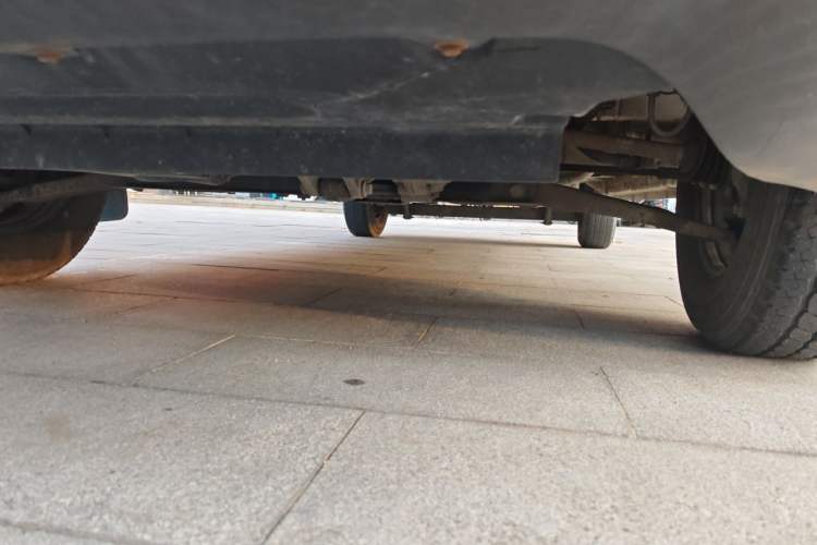 Used Ford Transit 2017 2.0T Diesel Van Mid-Chassis Mid-Roof China V Standard Chassis Front Left