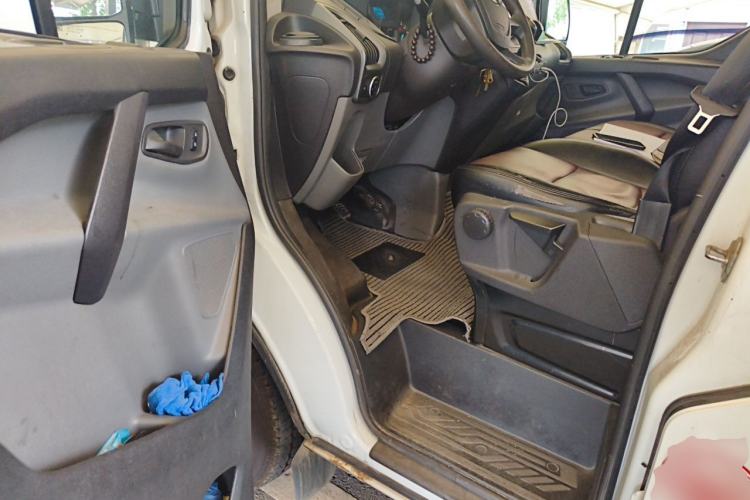 Used Ford Transit 2017 2.0T Diesel Multi-Purpose Commercial Vehicle Short Wheelbase Low Roof China IV Standard Driver Seat